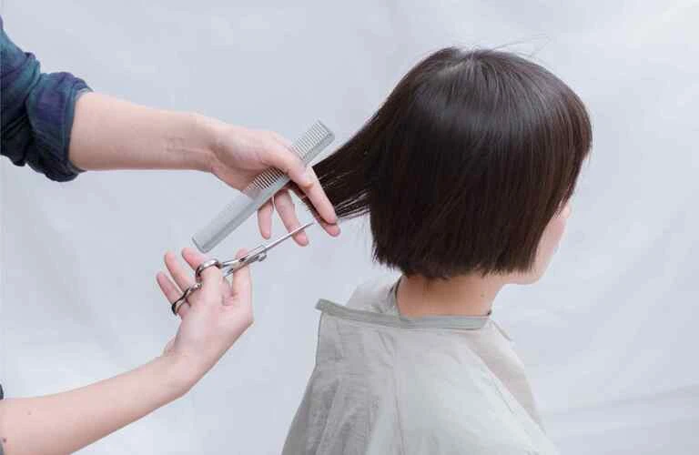 髪のツヤを蘇らせる驚異のヘアリペアシステムで、美しさを取り戻そう